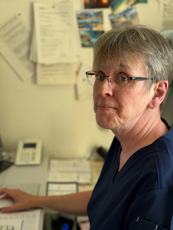 Kostenloses Stock Foto zu arzt, bauschige mützen, festhalten