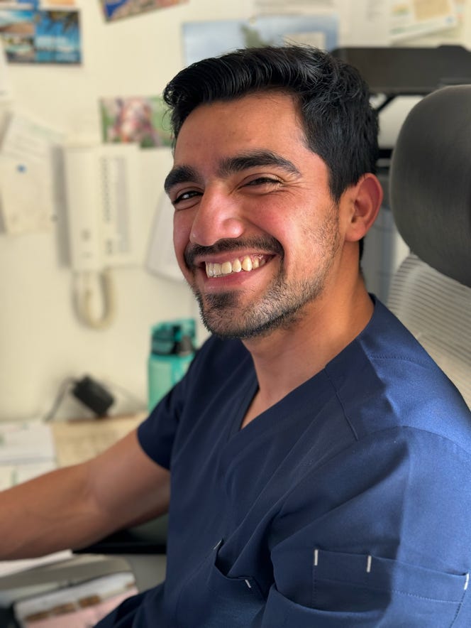 Mann, Der Blauen Peeling Anzug Und Maske Trägt, Die Auf Bank Sitzen