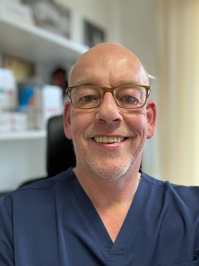 Kostenloses Stock Foto zu arzt, bauschige mützen, festhalten